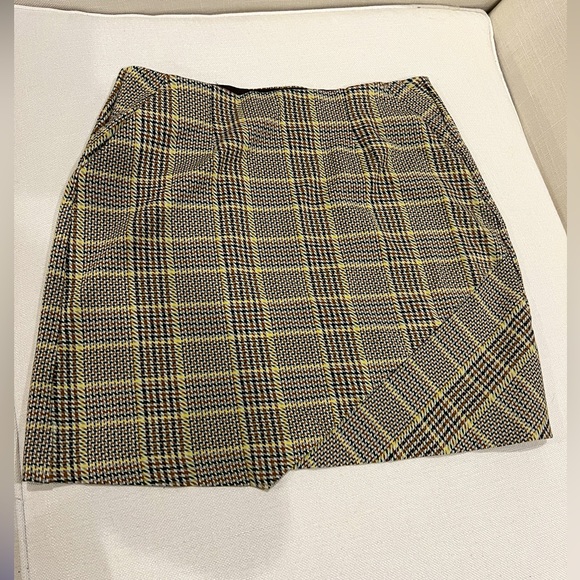 CAbi Dresses & Skirts - Cabi Plaid Skirt Medium 2 pockets and banded waist Preowned